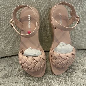 Girls Sandal. Color pink. Size 4. Never worn